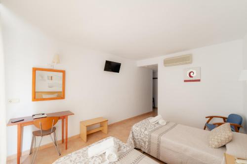 Double or Twin Room image 2