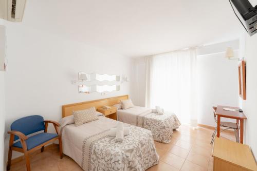 Double or Twin Room image 8