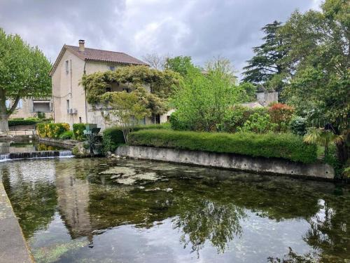 Magnifique mas provençal avec piscine au centre de Goudargues