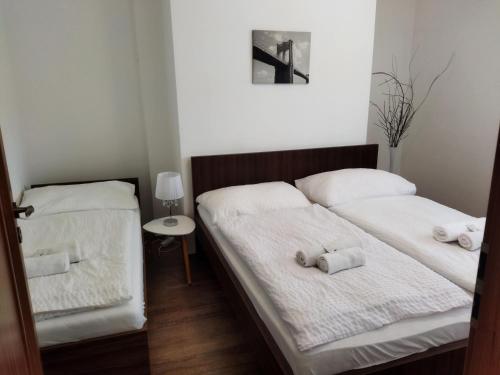 1 queen bed, 2 twin beds