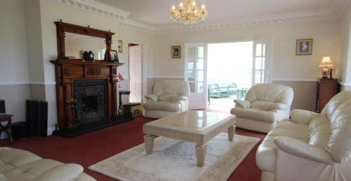 Shared lounge/TV area, Jackie's Cottage in Connemara