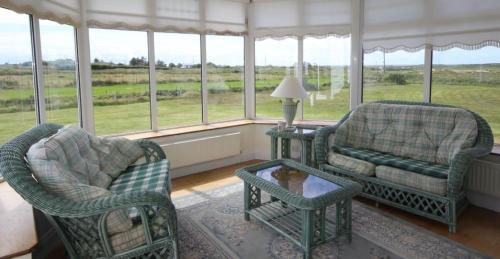 Shared lounge/TV area, Jackie's Cottage in Connemara