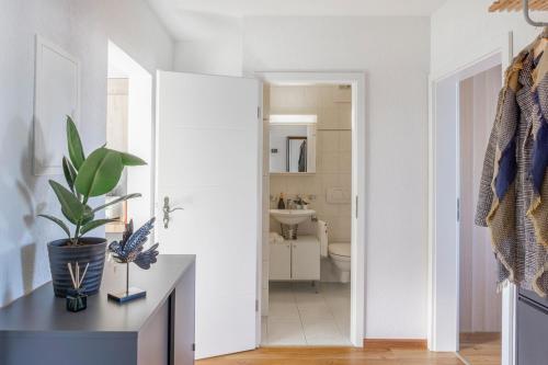 Modern Apartment with Balcony near SBB - Special PICCO PICASSO Apartment, Basel, up to 6 guests, Basilej (fotografie 8)