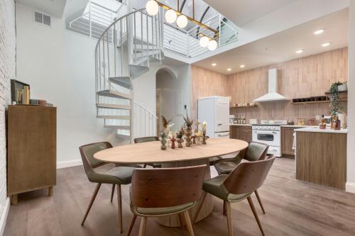 Skyline Bourbon Loft by Hollyhock Suites 5 Bedrooms-2 baths With Soaking Tub in Louisville, USA