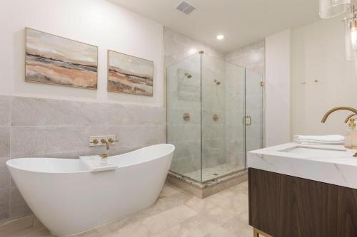 Glamorous Heart of Kentucky Suite in Louisville, USA