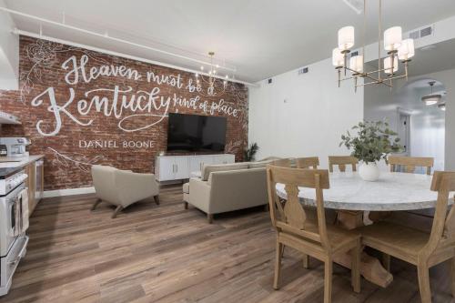 Glamorous Heart of Kentucky Suite in Louisville, USA
