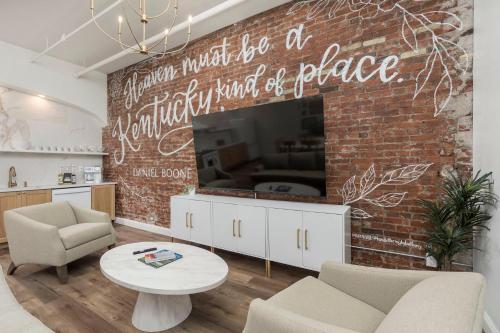 Glamorous Heart of Kentucky Suite in Louisville, USA