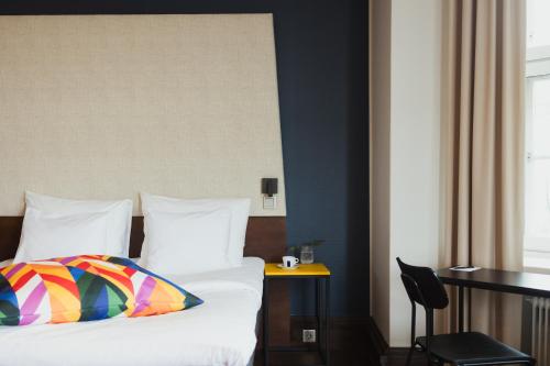 Deluxe Double or Twin Room image 10