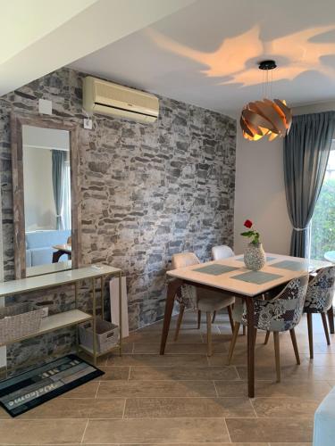 Vinogradi in Denovici