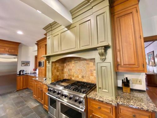 Historic Mansion for Large Groups Minutes to Cleveland Destinations in Cleveland Heights, USA