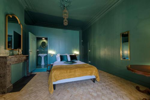 1 queen bed, 2 twin beds