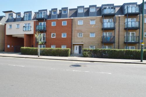 Spacious London apartment 5 min walk to Leytonstone Underground Station and 5 stops to zone 1