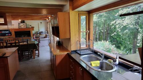 Kitchen, Cabana rodeada de bosque nativo para 12 c parrilla in San Martin De Los Andes