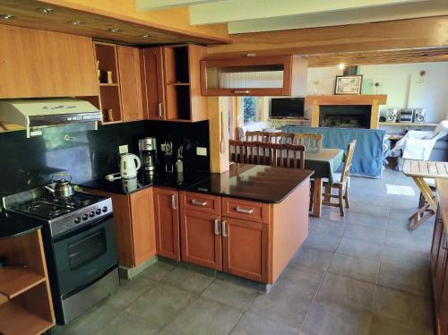 Kitchen, Cabana rodeada de bosque nativo para 12 c parrilla in San Martin De Los Andes