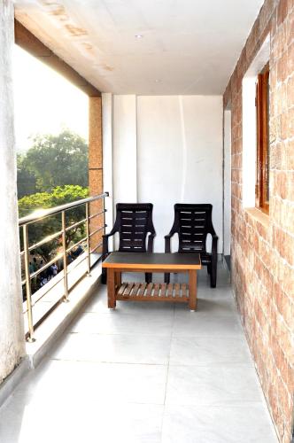 Deluxe Double Room with Balcony image 6