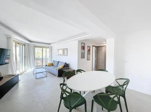 Modern 2 Bedroom in the Heart of Cannes