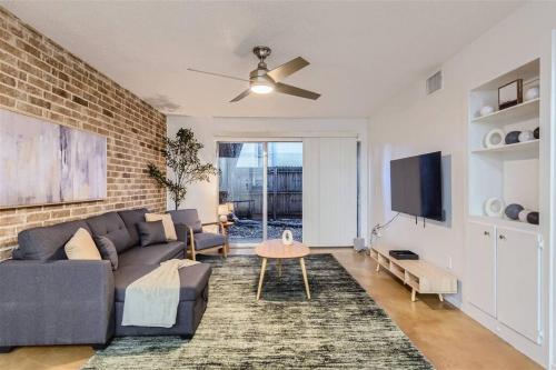 2B Getaway - Sleeps 6 - Pool, Pkg - Walk Dtwn