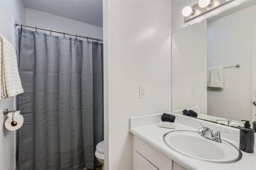 2B Getaway - Sleeps 6 - Pool, Pkg - Walk Dtwn thumb 4