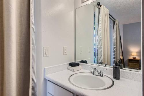 2B Getaway - Sleeps 6 - Pool, Pkg - Walk Dtwn detail