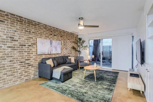 2B Getaway - Sleeps 6 - Pool, Pkg - Walk Dtwn