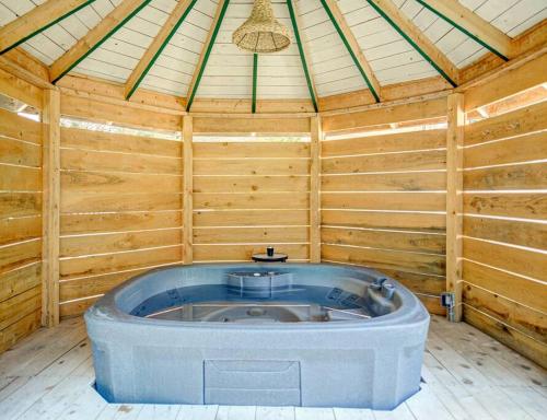 Karstais baseins, La Casa del Plage - Spa privé et Hamak (La Casa del Plage - Spa prive et Hamak) in Sainte Lucie des Laurentides (QC)