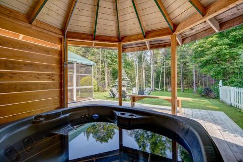 Karstais baseins, La Casa del Plage - Spa privé et Hamak (La Casa del Plage - Spa prive et Hamak) in Sainte Lucie des Laurentides (QC)
