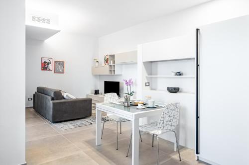 GuestHost - Garnopea Modern & Stylish Apartment with Balcony, Lecce (foto 10)