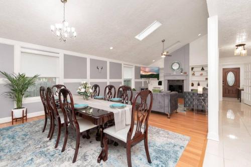 Gated Home w Hot Tub on 1/2 Acre. Sleeps 13 in Houston, Vereinigte Staaten von Amerika