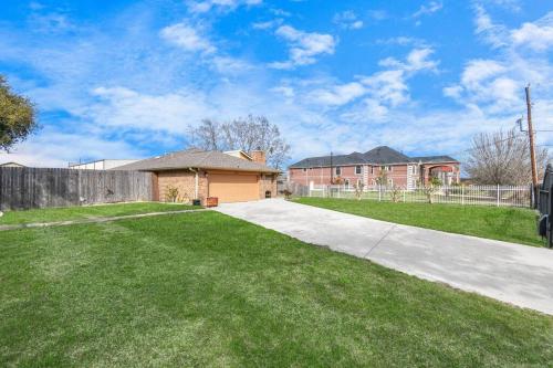 Gated Home w Hot Tub on 1/2 Acre. Sleeps 13 in Houston, USA