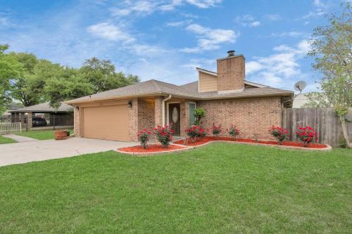 Gated Home w Hot Tub on 1/2 Acre. Sleeps 13 in Houston, USA