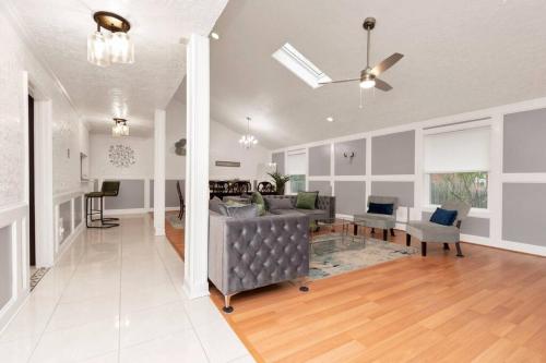 Gated Home w Hot Tub on 1/2 Acre. Sleeps 13 in Houston, USA