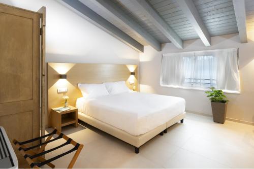 1 king bed, 1 twin bed