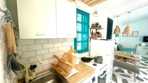 virtuve, Peaceful Cottage House - Private Garden in Ag. Konstantinos (Messini)
