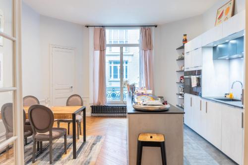 Spacieux appartement de luxe (280 m2) dans un quartier prestigieux de Paris (XVI) - image 5