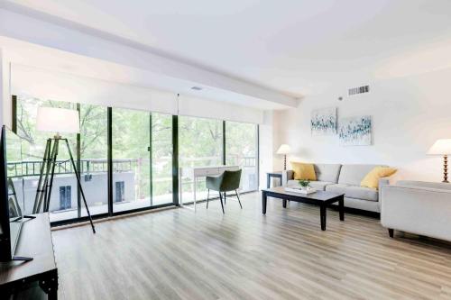 2BR Executive Apartment with Spacious Layout in Arlington, USA