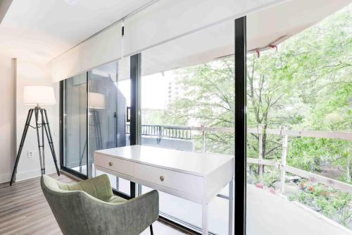 2BR Executive Apartment with Spacious Layout in Arlington, USA