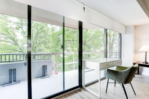 2BR Executive Apartment with Spacious Layout in Arlington, USA