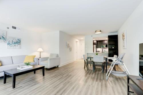 2BR Executive Apartment with Spacious Layout in Arlington, USA
