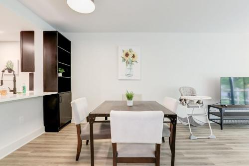 2BR Executive Apartment with Spacious Layout in Arlington, USA