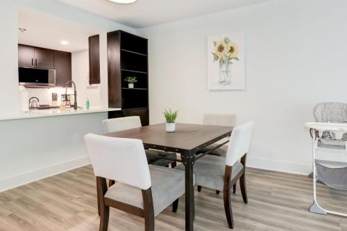 2BR Executive Apartment with Spacious Layout in Arlington, USA