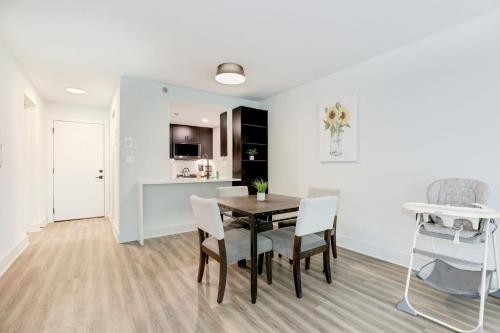 2BR Executive Apartment with Spacious Layout in Arlington, USA