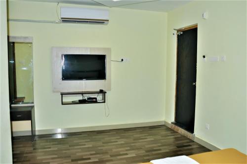 Deluxe Double Room (2 Adults + 1 Child) image 10
