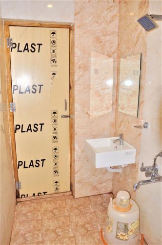 Deluxe Double Room (2 Adults + 1 Child) image 9