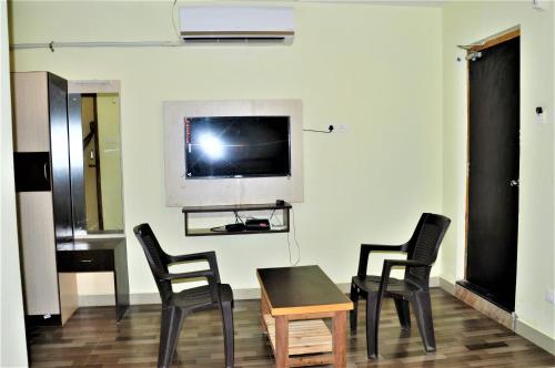 Deluxe Double Room (2 Adults + 1 Child) room in Srirathna Temple View Inn
