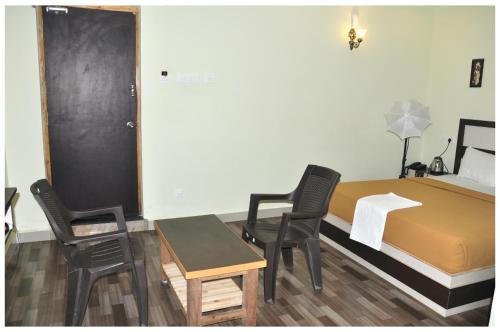 Deluxe Double Room (2 Adults + 1 Child) image 2