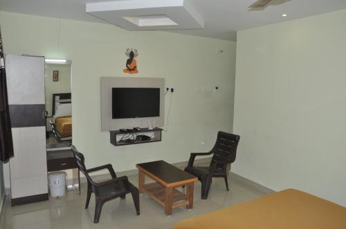 Deluxe Queen Room image 6