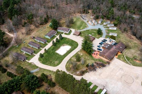 Sleeps 6, Fully Furnished, On-site Dining & Fun in Neillsville, USA