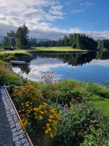 Stay At The Vrådal Golf Clubhouse With Views Of The 9th Green - Apartment - Vrådal