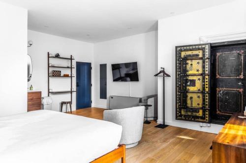 Historic Hotel, King Bed, Market Square View, Room # 201 thumb 4