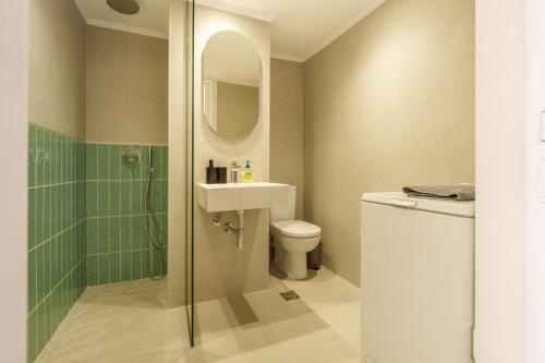 Four-Bedroom Apartment with Balcony  image 4